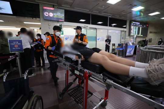 [속보] 상공서 문열린 아시아나기… 탑승구 개방시도 30대 검거
